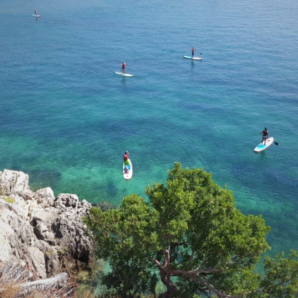 Stand up paddle em água turquesa